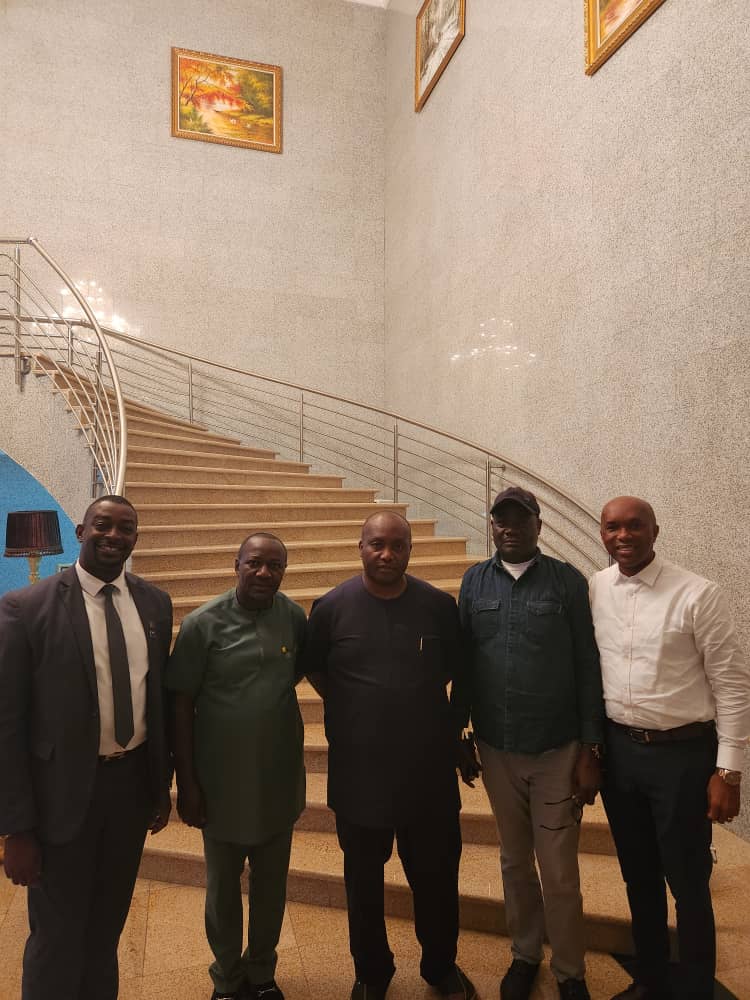 Nnewi Royal Cabinet And Nnewi Community In Abuja Pay Senator Ifeanyi Ubah Condolence Visit In Abuja, Advices Security Agent On What To Do.