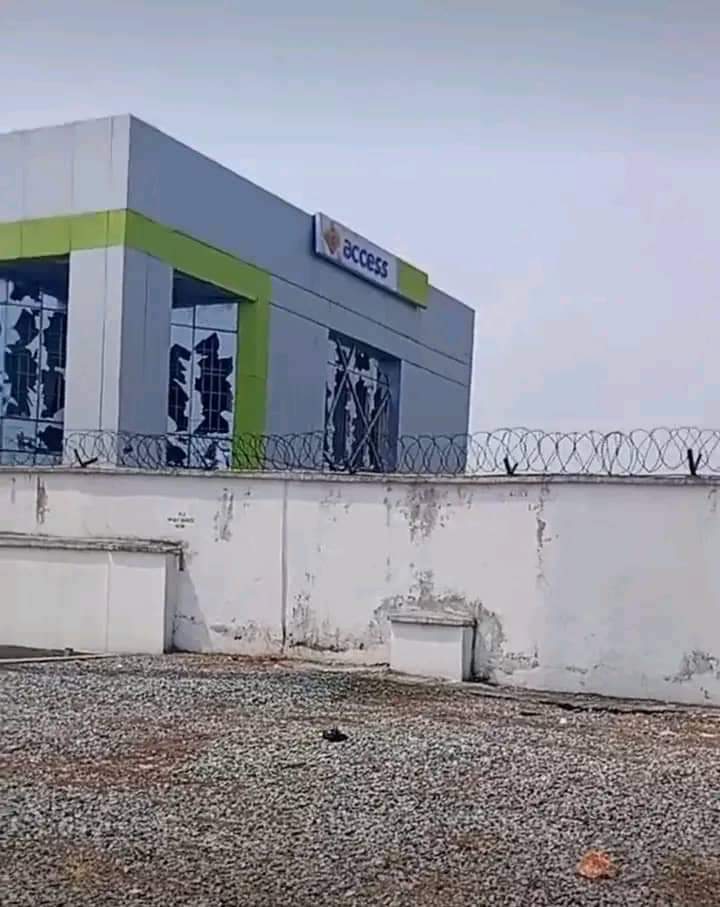 BREAKING: Protesters burn down Access, Union, First Bank in Warri over Naira [PICS]