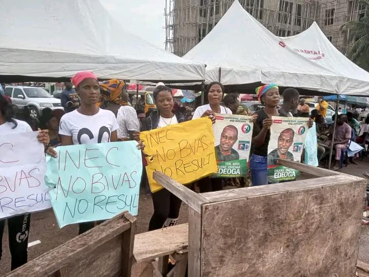 BREAKING: Labour Party supporters storm INEC office [PHOTOS]